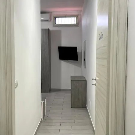Capodichino Hause מלון *